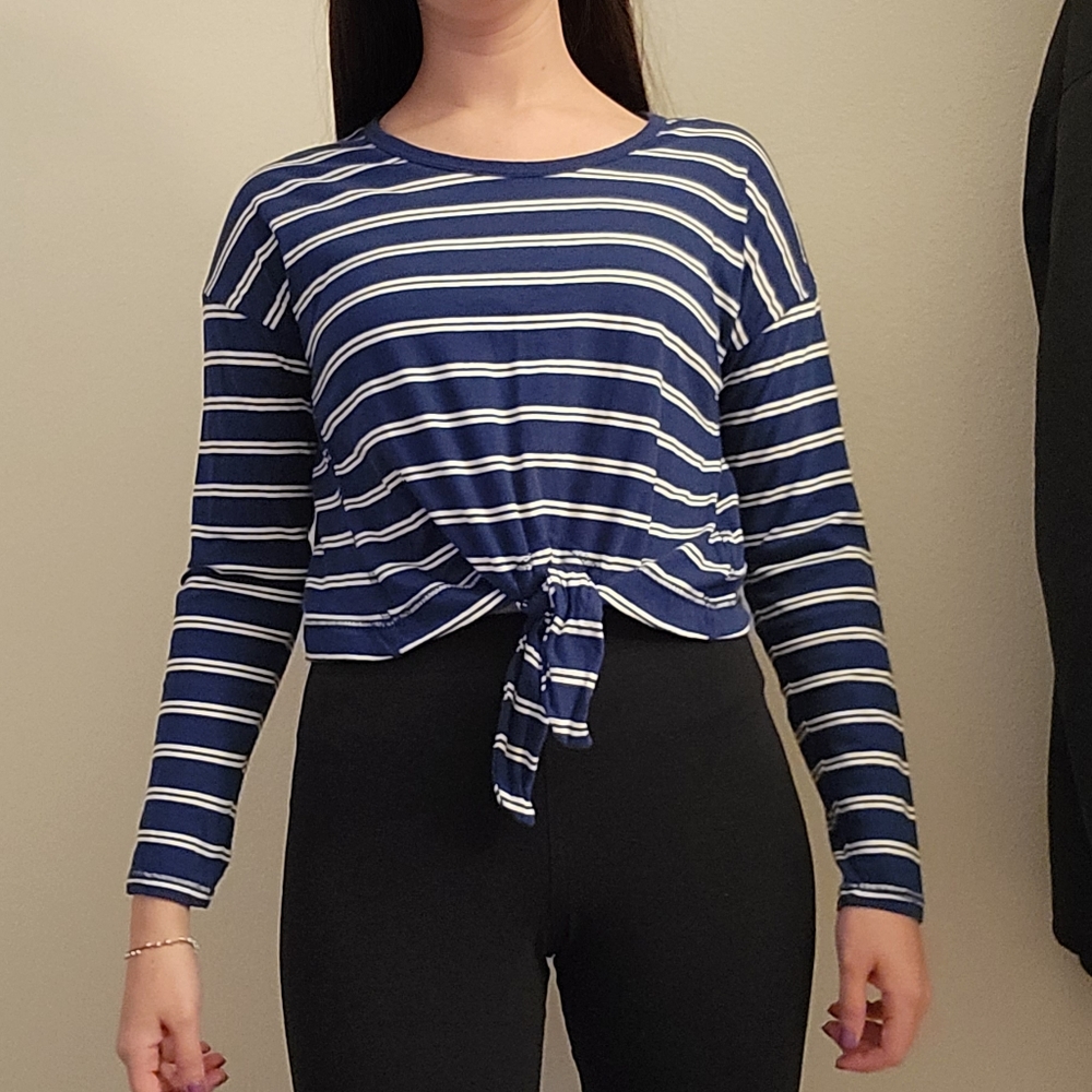 🟣 Host Pick🎉 Blue striped tie crop top